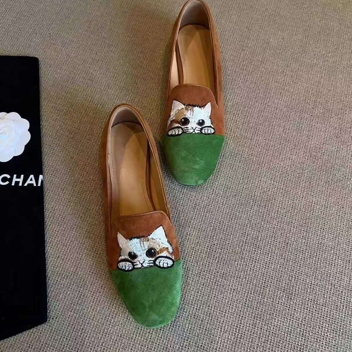 Zhao Cai Gato 2026 nuevo bordado esmerilado un pie de zapatos de Lefour hombre zapatos de tacones bajos para mujeres zapatos de gato Bean