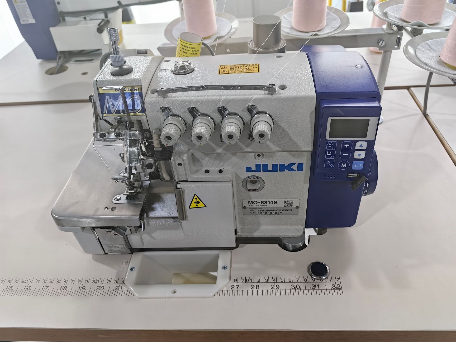 Venta al por mayor Japón juki/máquina pesada computadora automática de cuatro hilos máquina de coser