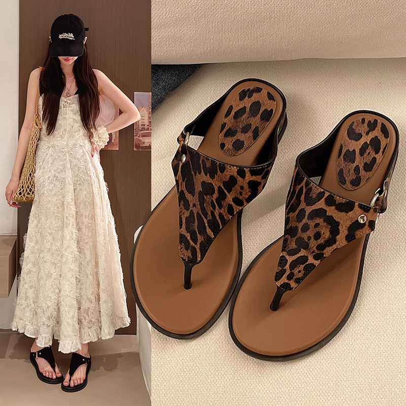2026 New Leopard Print Flip-Flops for Women, Summer Outdoor Flat Sandals, Fashionable and Versatile, Comfortable Beach Shoes