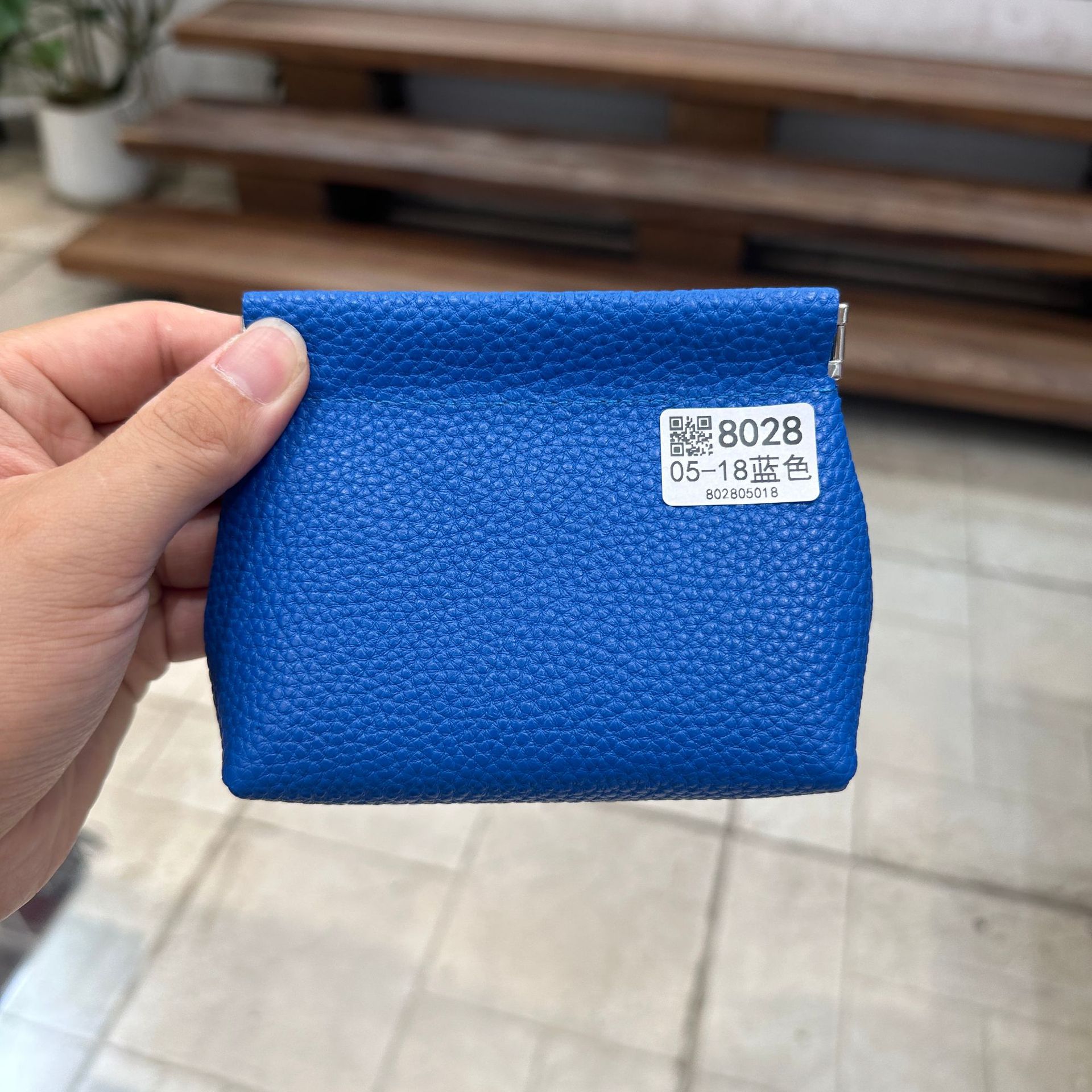 厚手の収納袋のトップ層の牛革は閉じています。