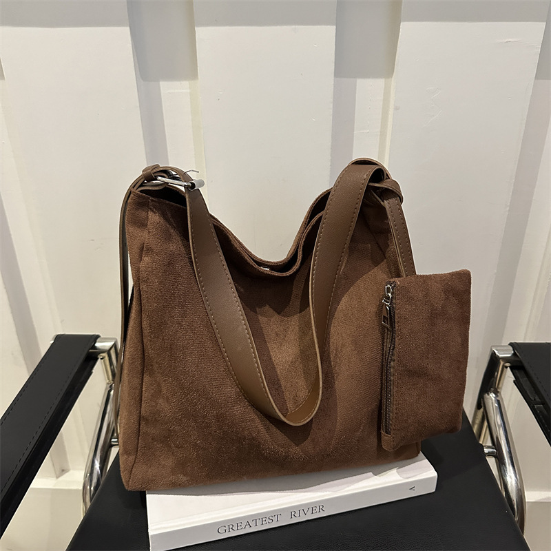Bolsa de hombro de alta calidad de gran capacidad mate de damas 2024, invierno nuevo estilo versátil bolso de brazo bolso especial para mujeres