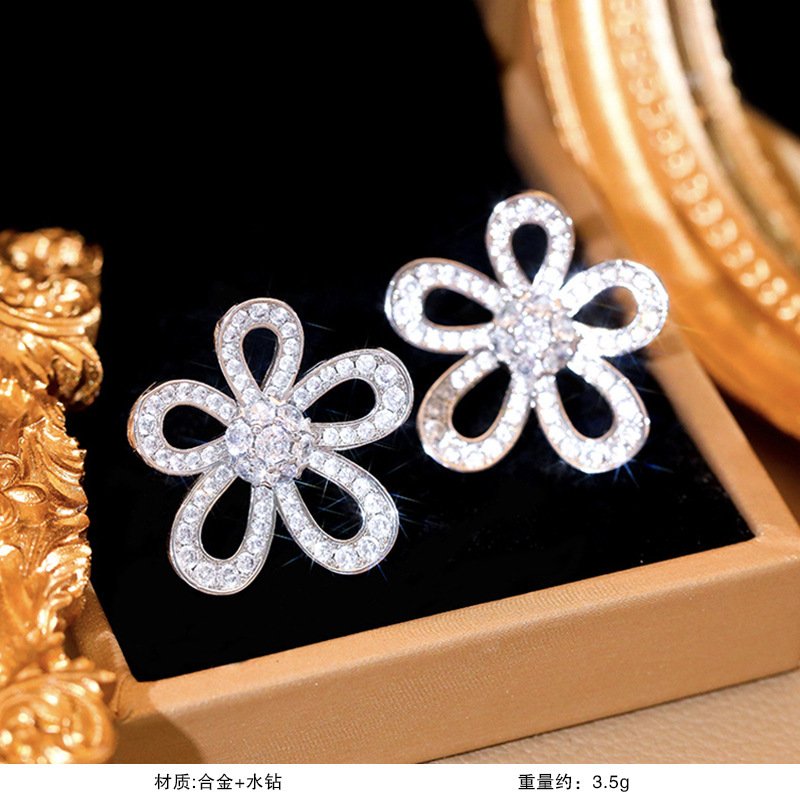 S925銀真珠の花のピアスの女性の贅沢な高級感があります。|undefined