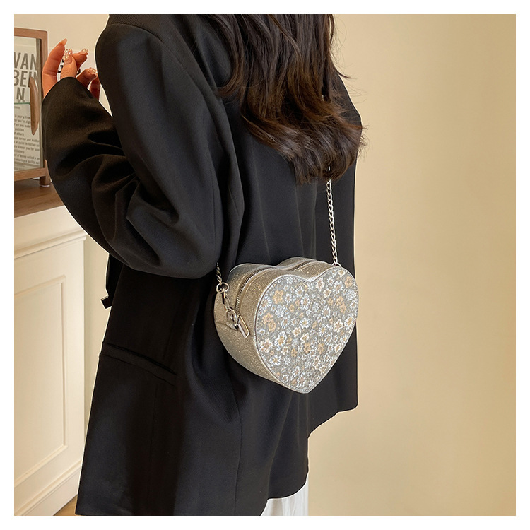 Mujeres Pequeña Cuero Sintético Forma De Corazón Ropa De Calle Cadena En Forma De Corazon Cremallera Bolsas De Hombro display picture 4