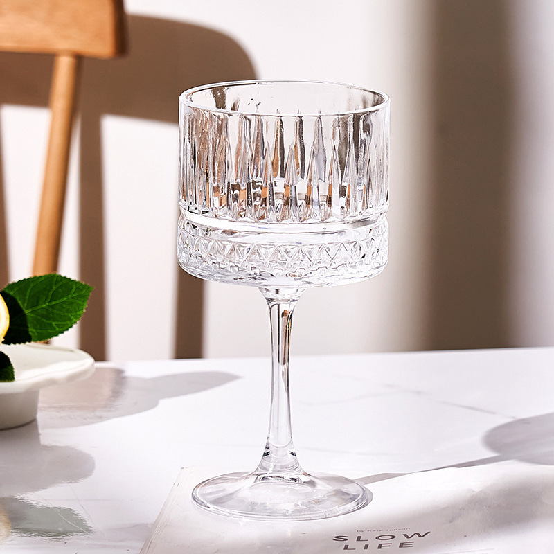 Pasha con copas de cóctel de vidrio creativas, copas de bar de bebidas especiales, copas de vino de alto valor, copas Martini