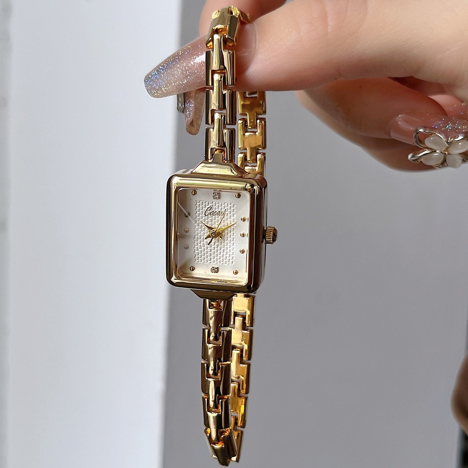 Vintage klein retro gouden horloge met quartz uurwerk, rechthoekig, lichtgewicht, luxe design, herenhorloge_voghion.com