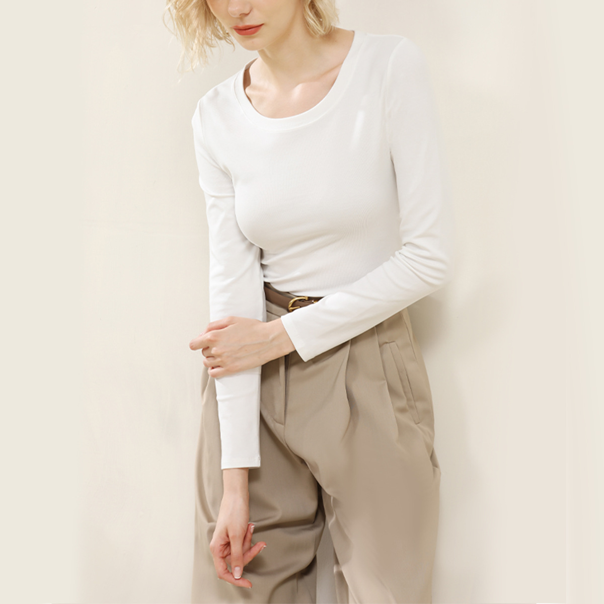 Ropa de Otoño e Invierno para mujer nueva camisa de fondo estilo coreano Cuello redondo para mujer Slim fit adelgazamiento color sólido Algodón elástico desgaste exterior interior superior