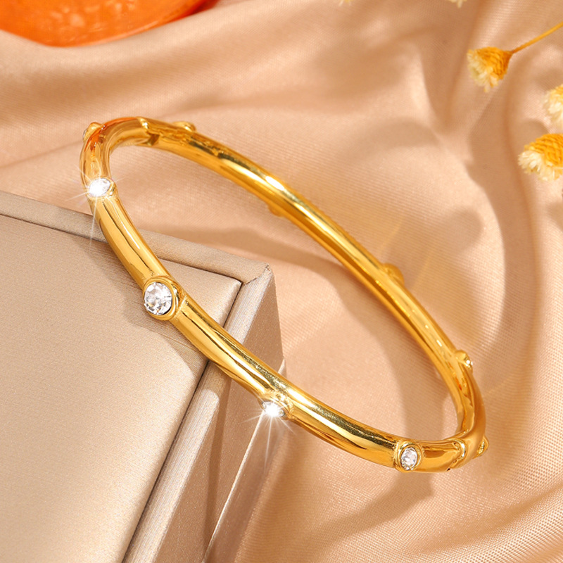 Mujeres de acero inoxidable diez pulseras de perforación galvanizadas de alta calidad 18k oro de moda pulseras de lujo ligeras joyas personales versátiles