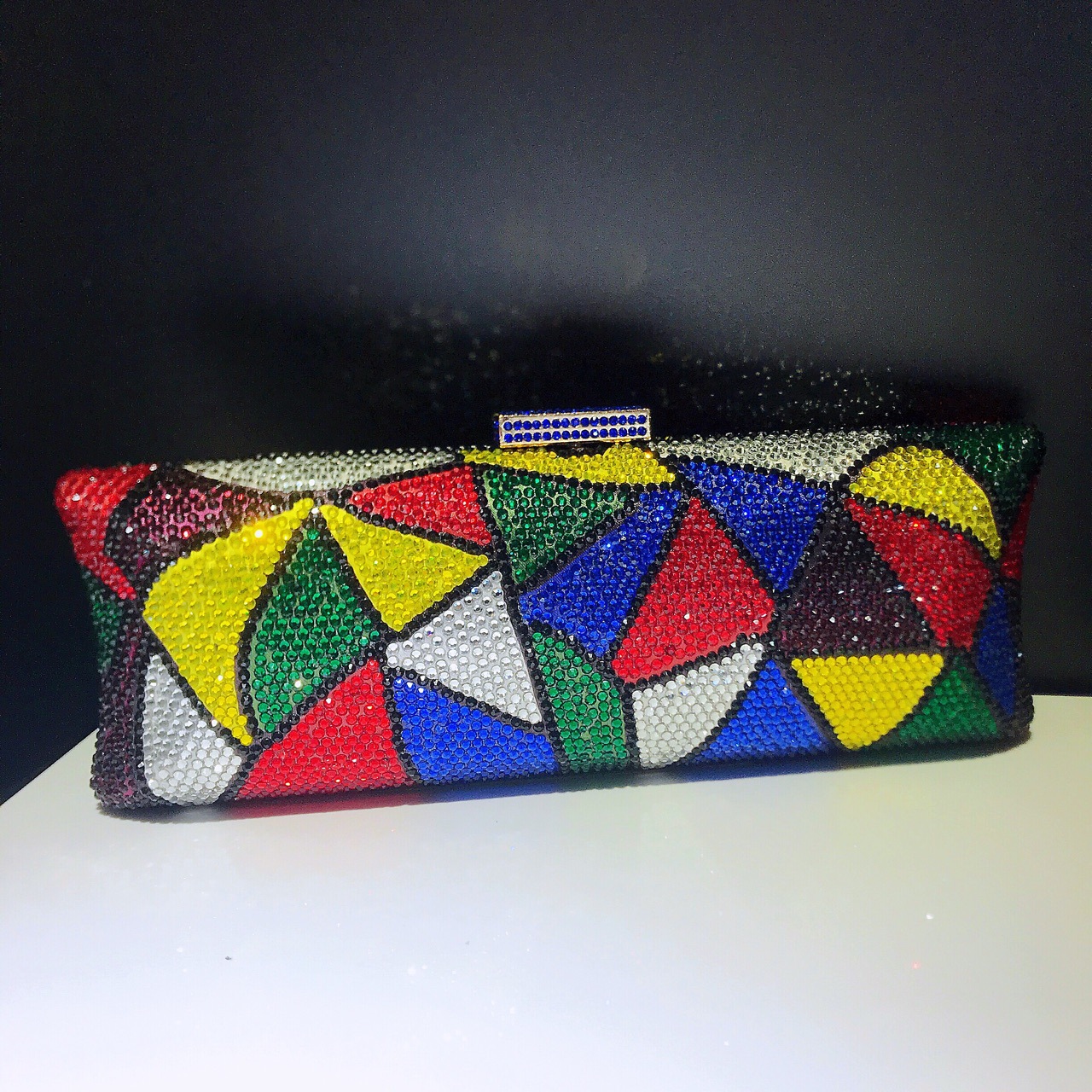 Túi clutch dạ hội hình tam giác kẻ sọc kim cương tương phản màu nóng — Màu đen