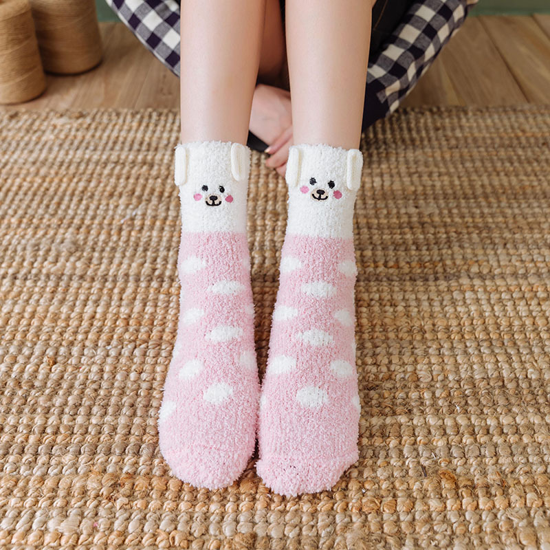 Otoño e Invierno nuevos calcetines de terciopelo de coral de invierno engrosada tridimensional de dibujos animados bordados piso calcetines de Navidad media Casa De terciopelo Calcetines