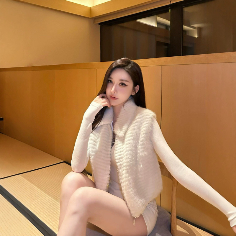 Early Spring Mature Style with a Sense of Elegance, Sleeveless Lapel Furry Short Vest, Slim-Fit Jacket for Petite Figures