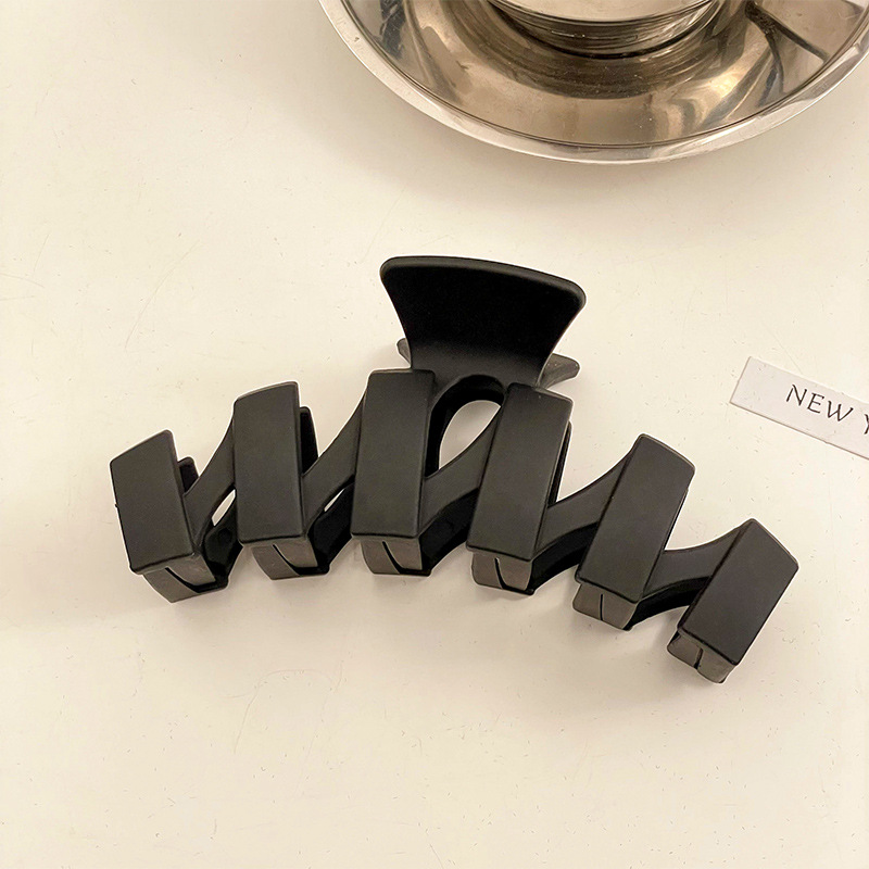 Pinza de pelo esmerilado negro horquilla femenina celebridad de Internet 2023 nueva Cabeza trasera clip de tiburón pelo Chuck clip de pelo tocado