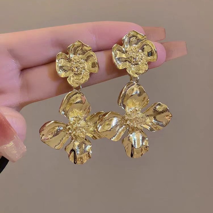 Personalidad europea y americana, pendientes de flores de metal exagerados, diseño de lujo ligero de moda, celebridades de Internet, modelos explosivos, accesorios de orejas de todo fósforo de la industria pesada