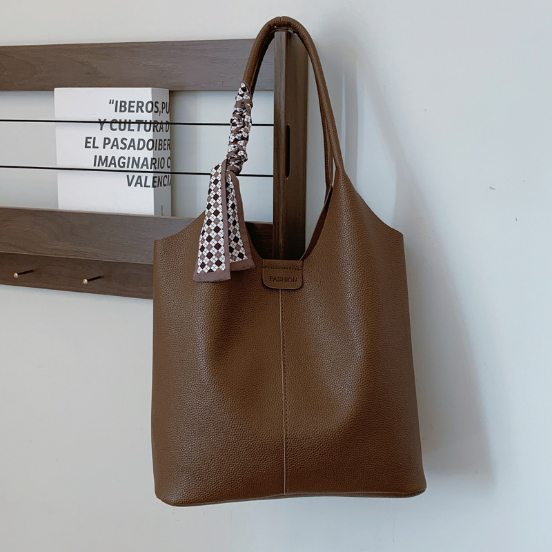 Bolsa de cubo de gran capacidad para mujeres otoño / invierno 2024 nuevo estilo simple bolso de hombro retro de alta calidad bolso de brazo