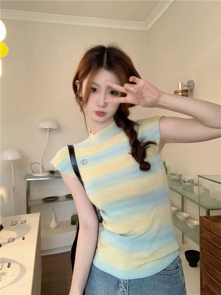 Сладкая горячая девушка с полувысоким воротником свитер