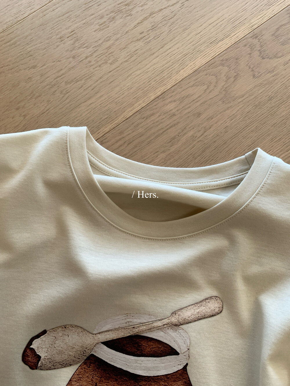 Áo thun nữ cổ tròn in họa tiết sô-cô-la hoạt hình, phong cách Hàn Quốc, form rộng suông — trắng ngà, màu xám, màu mơ chi tiết 13