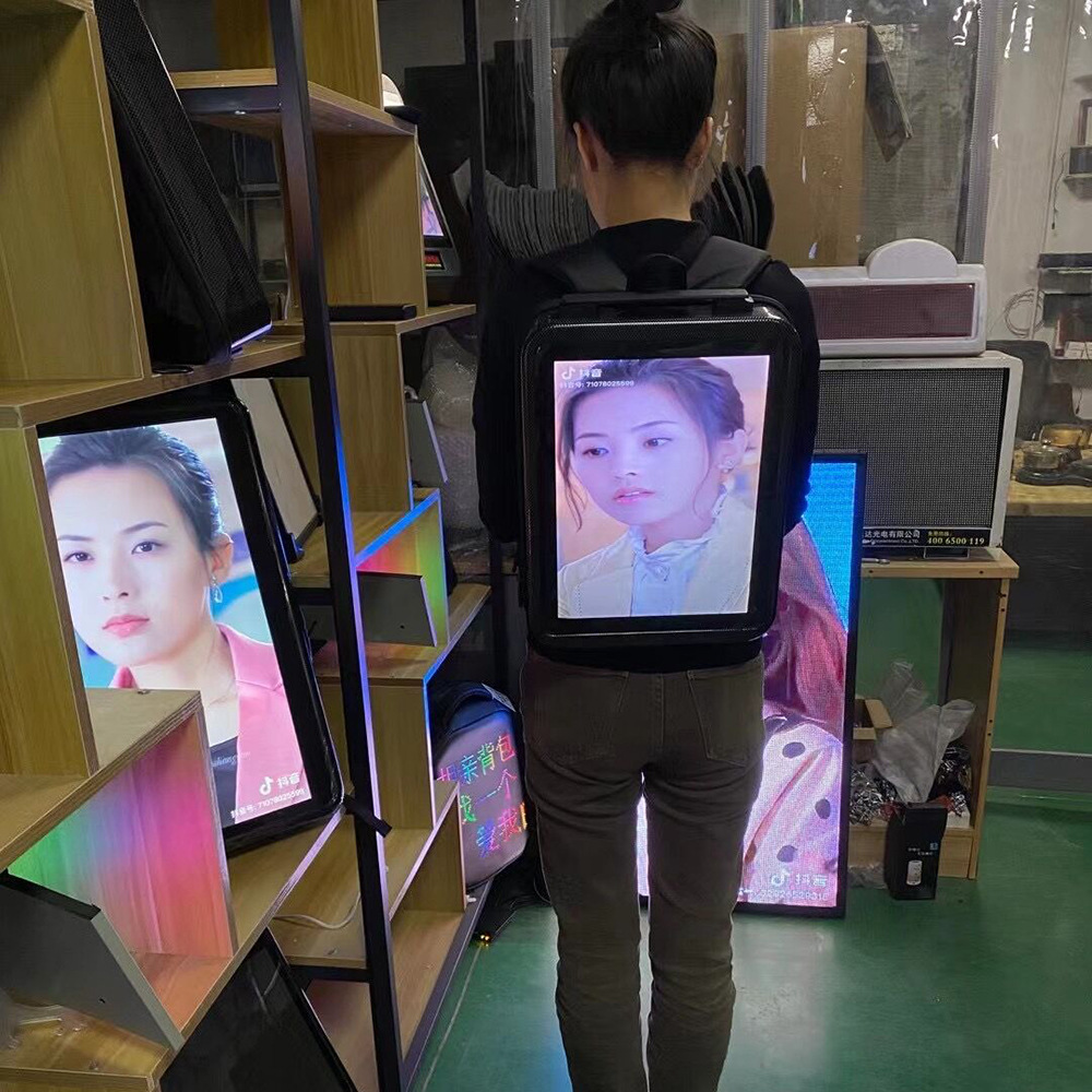Caja de luz de mochila de pantalla LCD completa La máquina de publicidad LCD de 15,4 pulgadas puede reproducir imágenes de video artefacto de promoción al aire libre