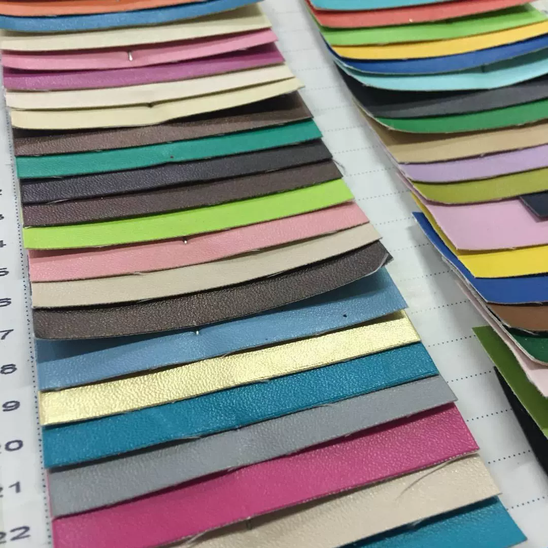 碳纤维纳帕纹超纤pu面料四面弹力羊纹100纹沙发酒盒包装PVC人造革