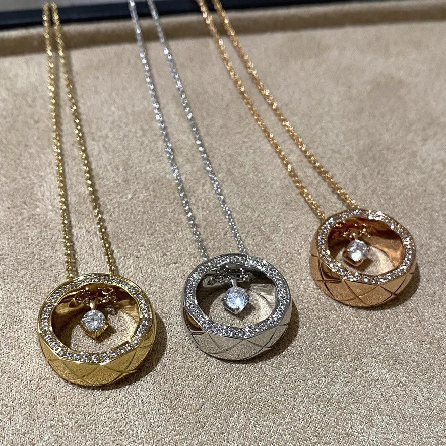 Tweed Style Coco Quilted Pattern Water Ice Moon Necklace for Women Gold-Plated Elegant Accessible Luxury High-End Jewelry Clavicle Chain for Women