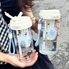 シンプルなティーカップ学生スタイルのプラスチックコーヒーカップ女の子かわいいダブルストローカップ高価値ポータブルフルーツティーカップ