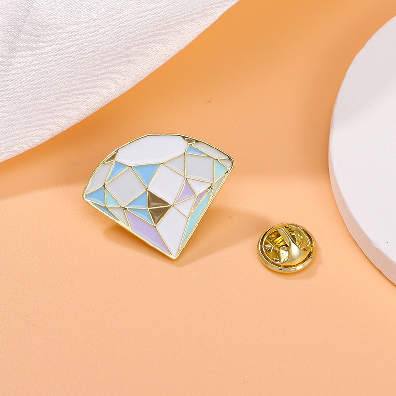 Cross-border creative diamond shape brooch simple personality luxury color diamond metal badge alloy clothing accessories wholesale