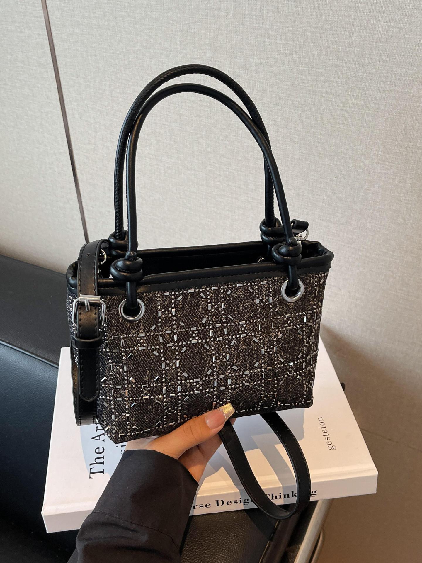 Bolsa de mano de denim para mujeres 2025, nuevo bolso de hombro de tendencia retro de verano, bolso de taladro caliente de alta calidad para mujeres