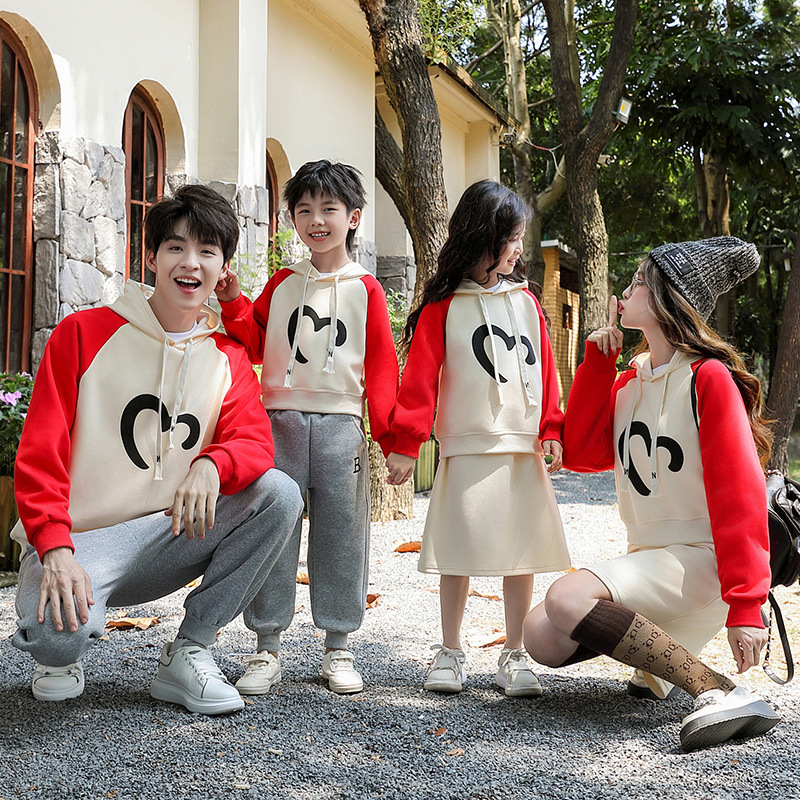 En stock 2023 nueva ropa roja para padres e hijos otoño e invierno suéter engrosado con forro polar una familia de tres encapuchados decoración del hogar completo