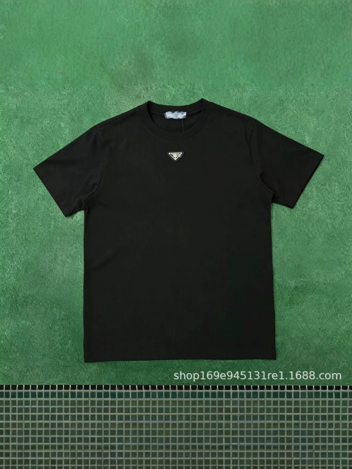 Camiseta de Manga Corta de Algodón con Emblema Triangular Metálico para Hombre y Mujer | Tejido Transpirable