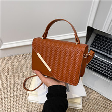 新款纯色质感小方包流行斜角铁边手提包轻奢休闲单肩斜挎包女黑色