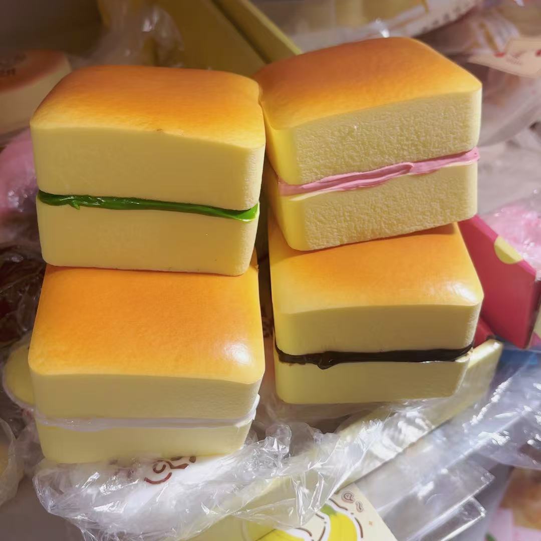 느린 리바운드의 촉촉하고 부드러운 색상의 임의의 고대 케이크 1개