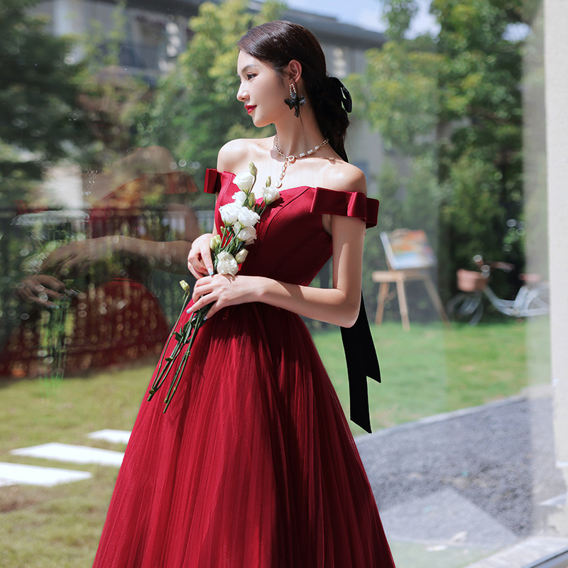 Vestido de fiesta de un solo hombro para la novia, nuevo modelo de verano 2026, vestido rojo para compromiso y banquete de agradecimiento de boda, vestido largo que se puede usar de forma informal. image 4