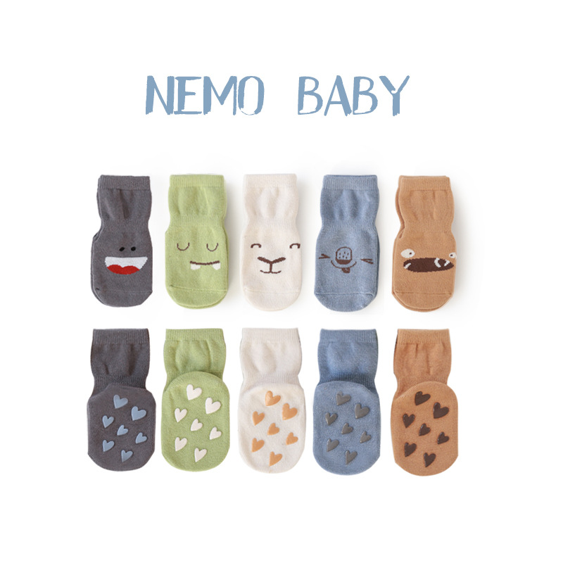21 nuevos calcetines de piso para niños de otoño e invierno calcetines de bebé de algodón peinado calcetines de bebé antideslizantes para niños pequeños calcetines de algodón de media pantorrilla de dibujos animados