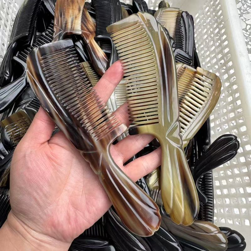 正規品の牛の角の櫛の取っ手の彫刻の櫛は厚い牛の角の歯の愛の牛の角の櫛の家庭用マッサージの櫛を作ります。|undefined