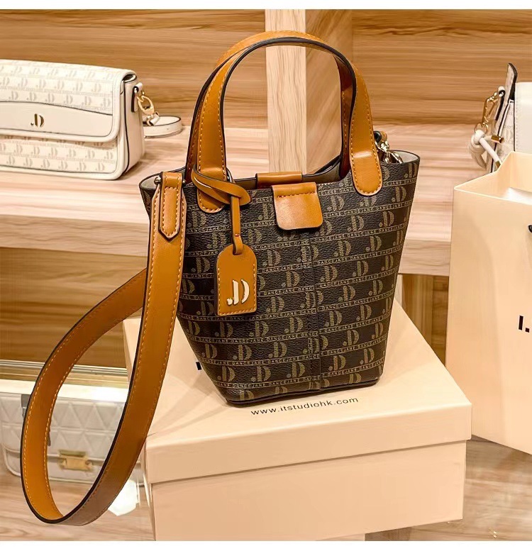 Borsa a secchiello di marca di Hong Kong 2023 Cestino per verdure portatile a tracolla con tracolla monospalla in pelle estiva versatile di nuova moda_voghion.com