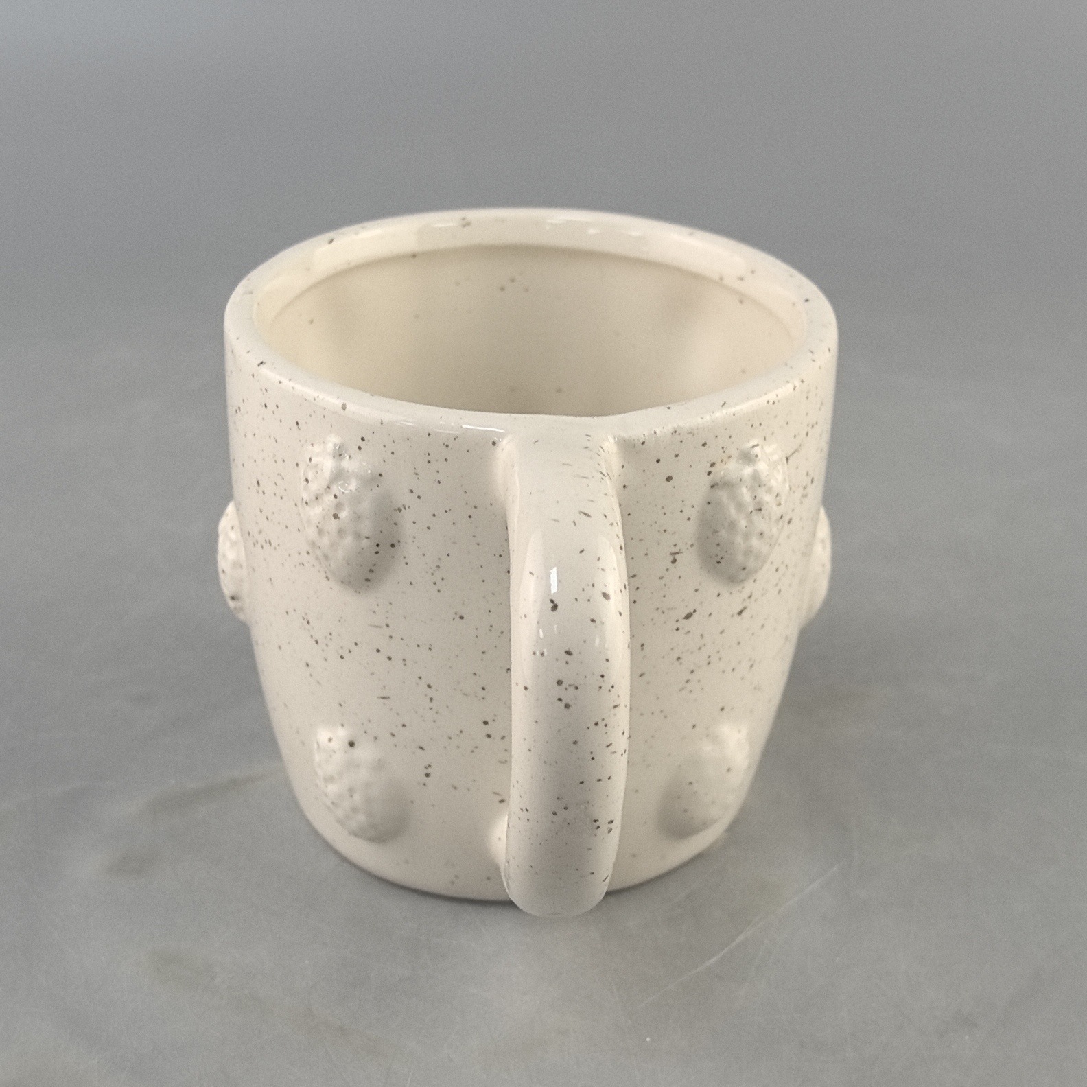 Cerámica creativa en relieve fresas puntos de pulverización tazas de alto valor facial inswind cerámica tazas hechas a mano artesanías de cerámica