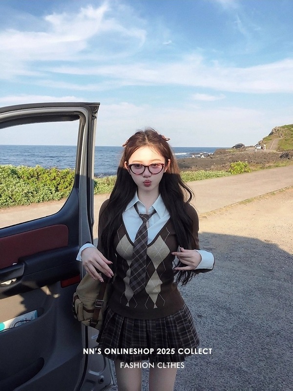 陈佳楠8/13南韩艺高美拉德学院风 假两件菱格毛衫/百褶短裙|undefined