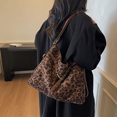 时尚豹纹单肩包包斜挎包女百搭复古磨砂大容量通勤水桶包跨境外贸