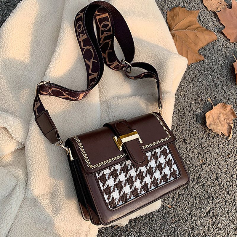 上新秋冬法式复古气质女士斜挎包2025新款潮百搭宽肩带单肩小方包