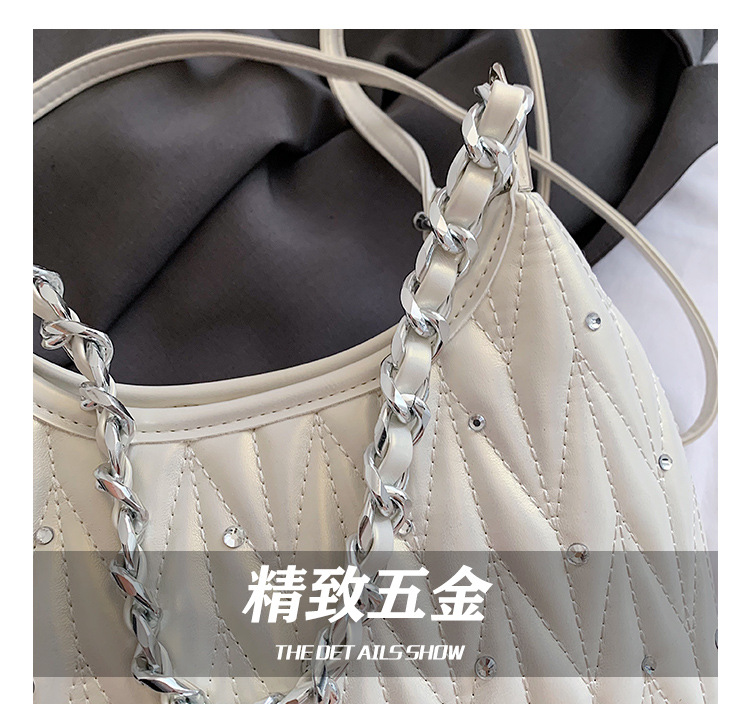 Fashionable diamond-encrusted diamond-shaped chain underarm bag 2025 Summer new style versatile daily commuting crossbody bag for women Application Scenario