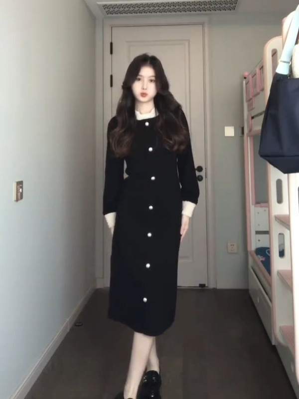 【现货】重工珍珠黑色针织连衣裙女秋冬新款感法式复古赫本风长裙|undefined