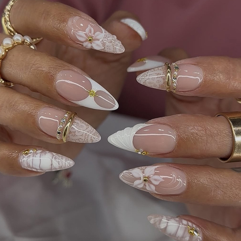 Almond-shaped white lace French edge 3D resin flowers with gold star accents and pearls fake nails Almond-shaped white lace French edge 3D resin flowers with gold star accents and pearls fake nails
