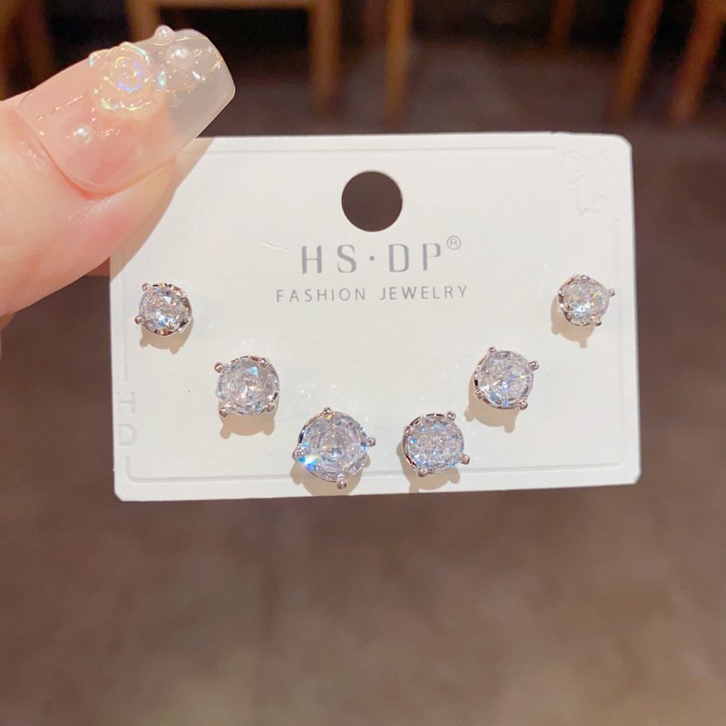 S925 aguja de plata micro incrustaciones de circón pendientes cortos pendientes de pelo corto japonés y coreano elegante todo-fósforo simple conjunto de tres piezas pendientes para las mujeres