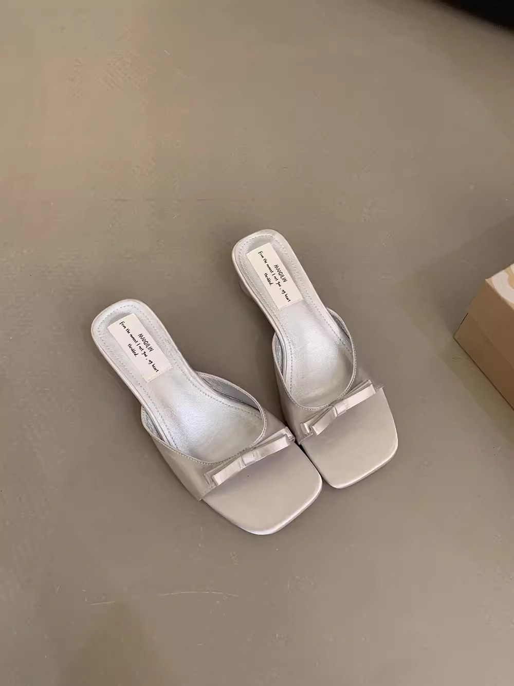 Zapatos de tacón alto con lazo de viento de noche francés, sandalias plateadas, sandalias y pantuflas de tacón grueso de verano con falda, zapatos de hadas