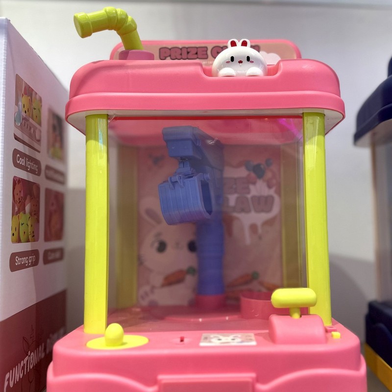 六一子供の日にミニで子供を捕まえます。小型家庭用の子供用の大きいサイズの子供用のおもちゃを挟んで、子供の卵をひねります。|undefined