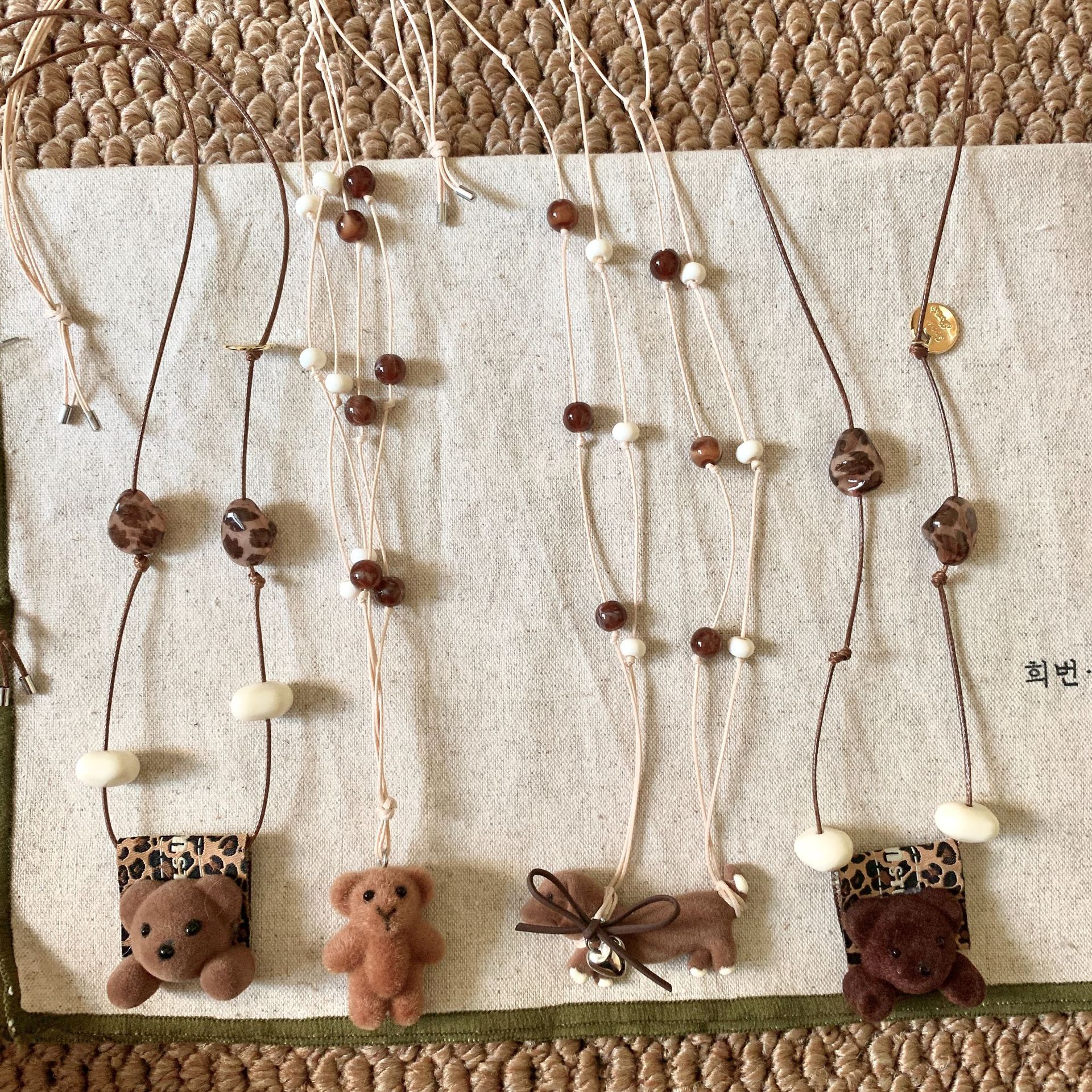 秋冬小熊宝宝卡通小动物编织绳串珠项链女可爱长款挂脖毛衣链配饰