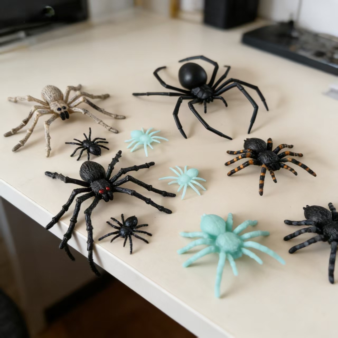 Decoración de Halloween props de simulación de araña viuda negra araña negra creativa novedad transfronteriza araña falsa araña grande araña