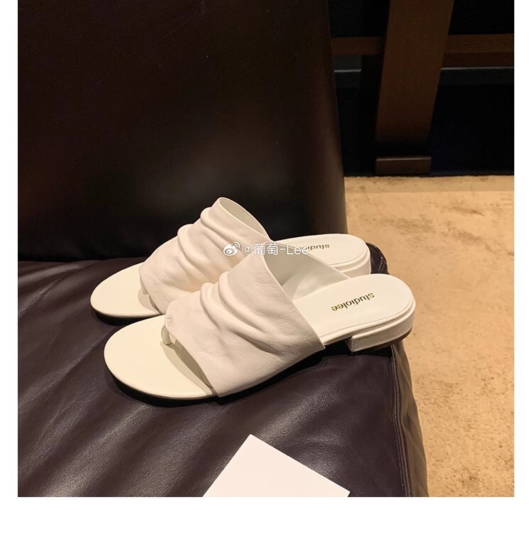 Minimalist Old Money Style Wide Leather Pleated Versatile Chunky Heel Sandals for Women to Wear Outside