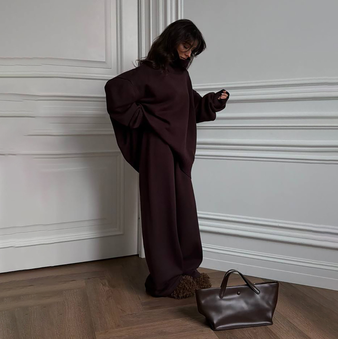 Completo composto da maglione oversize con collo alto e pantaloni larghi e fluidi - Completo due pezzi morbido da donna per autunno inverno in grigio, marrone e beige | S/M/L_voghion.com