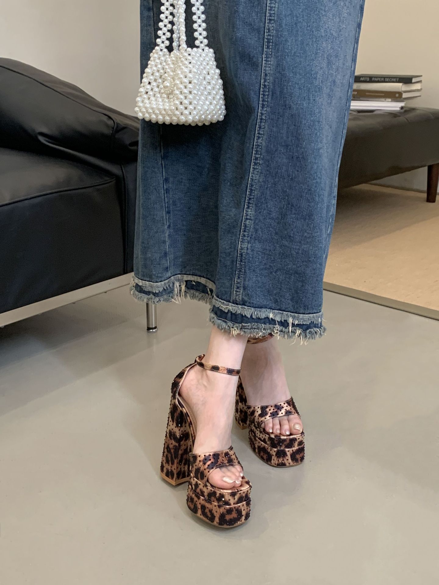 Sandal cao gót đế xuồng nữ họa tiết da báo, quai ngang, gót dày 9 cm — in da báo chi tiết 15