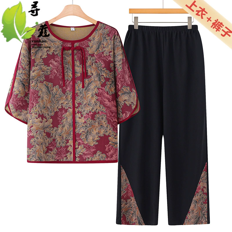 Иностранный костюм бабушки женский с круглым вырезом