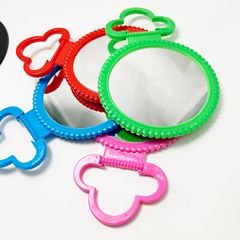 旧式のプラスチックの折りたたみ式化粧鏡のカラーフレームの小さい円鏡の携帯は鏡の1元の店の商品の供給源を掛けます。